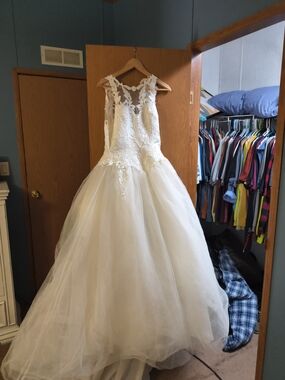 Ivory Lace Appliqué Ball Gown Wedding Dress